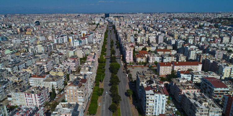 Yabancılar en çok Antalya'dan konut alıyor