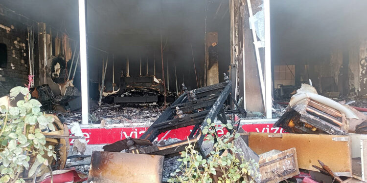 Yangında mobilya mağazası kullanılamaz hale geldi.