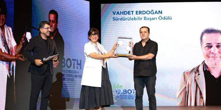 Yapımcı Vahdet Erdoğan’a 'Sürdürülebilir Başarı' ödülü verildi