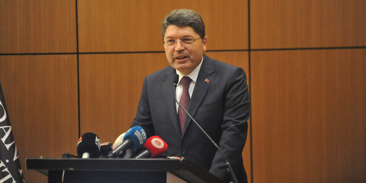 Yeni anayasa, demokratik standartları daha da yukarıya çıkaracak