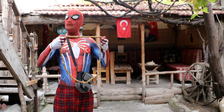 'Yerli pijamalı örümcek adam'ın 47'nci durağı Afyonkarahisar