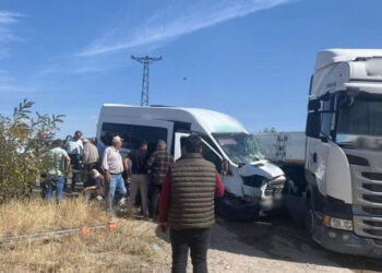Yolcu minibüsü TIR'a çarptı: 11 yaralı