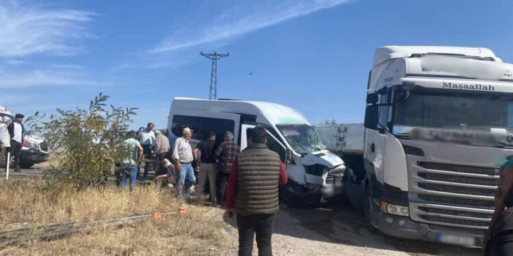 Yolcu minibüsü TIR'a çarptı: 11 yaralı