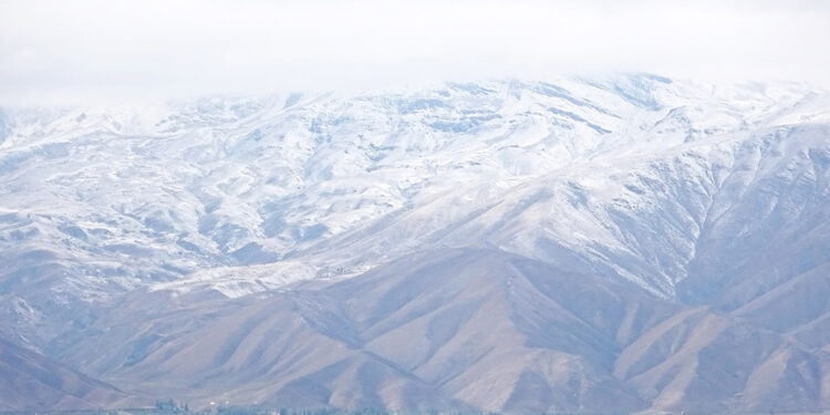 Yüksekova'da yüksek kesimlerde kar yağışı