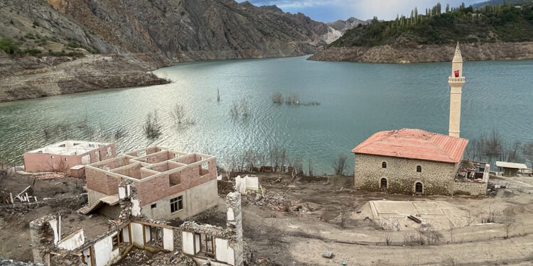 Yusufeli Barajı'nda sular çekildi, köyler gün yüzüne çıktı