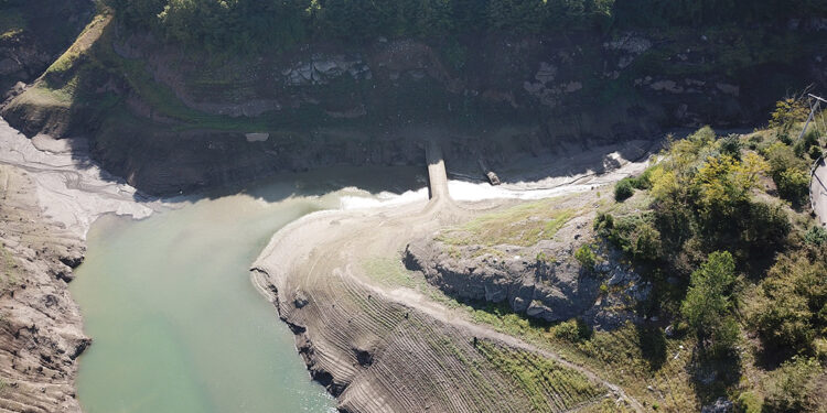 Yuvacık Barajı'nda sular çekildi, eski köprü ortaya çıktı