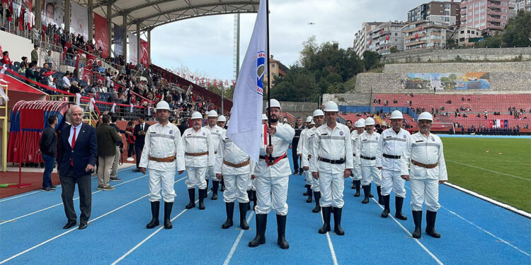 Madenciler beyaz kıyafetleri ve baretleriyle yürüdü