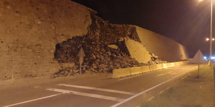 Zonguldak'ta sağanak sonrası istinat duvarı çöktü