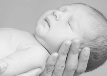 Yeni doğan bebek havalimanı tuvaletinde klozete bırakıldı