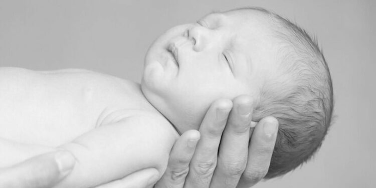 Yeni doğan bebek havalimanı tuvaletinde klozete bırakıldı