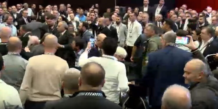 Beşiktaş İdari ve Mali Genel Kurulu, kavgalarla başladı 