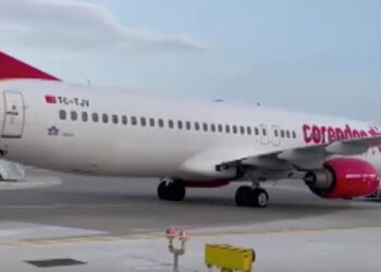 Antalya Havalimanı'na inen uçağın lastikleri patladı