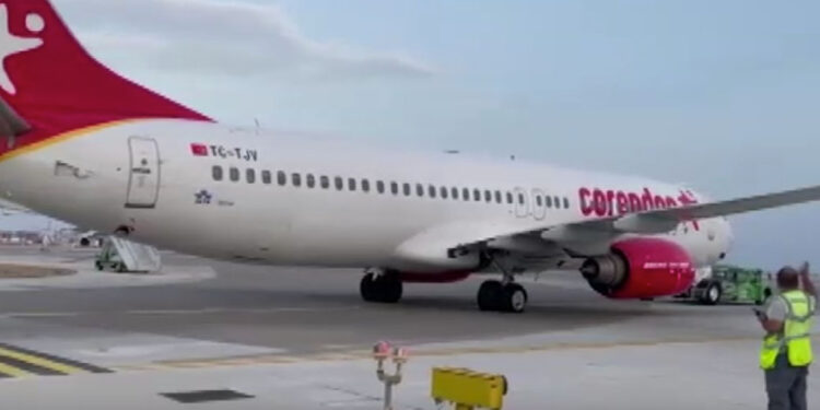 Antalya Havalimanı'na inen uçağın lastikleri patladı