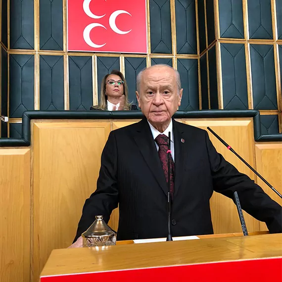 Partisinin grup toplantısında konuşan mhp lideri devlet bahçeli kürsüden tehditler savurdu; bahçeli "halk tv ve chp, ayağınızı denk alın. Herkes haddini bilsin kapımızın önünde baykuş öttürmeyiz. " dedi.