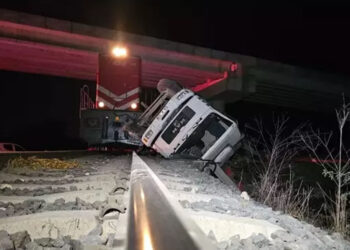 Edirne'de yolcu treni kamyona çarptı; faciadan dönüldü