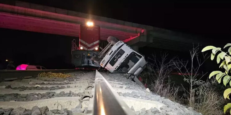 Edirne'de yolcu treni kamyona çarptı; faciadan dönüldü