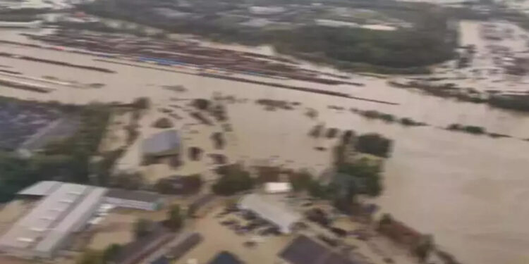 İtalya'da şiddetli fırtına ve yağış alarmı