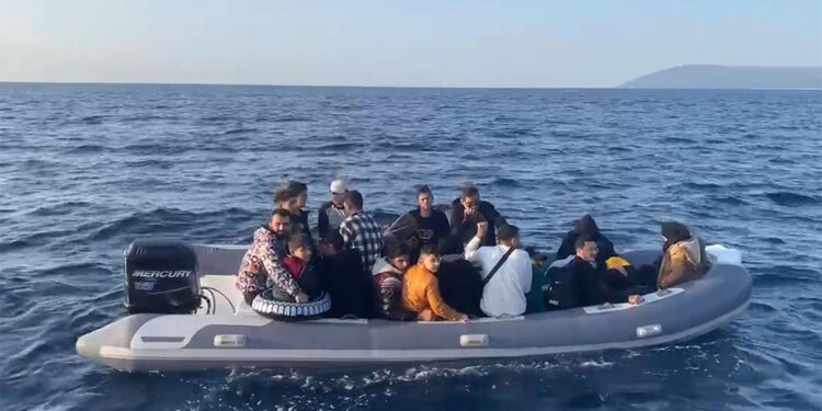 İzmir'de 58 kaçak göçmen yakalandı