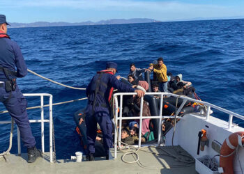 Çeşme açıklarında 54 kaçak göçmen yakalandı