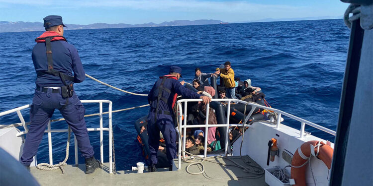 Çeşme açıklarında 54 kaçak göçmen yakalandı