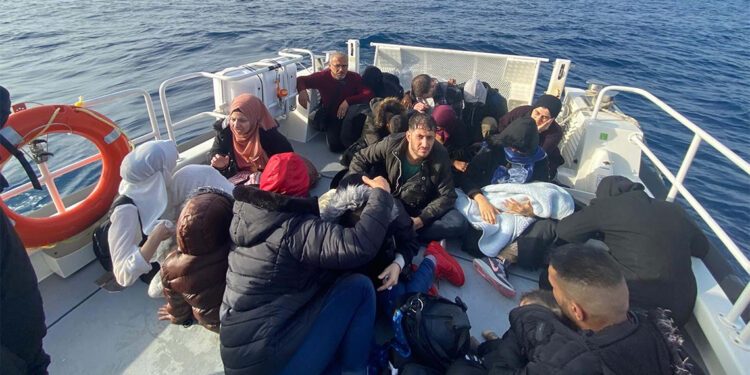 İzmir'de 35 kaçak göçmen sahil güvenlik tarafından yakalandı