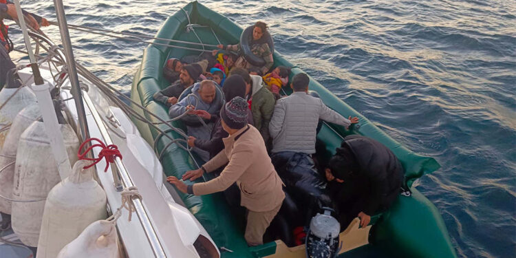 İzmir'de 40 kaçak göçmen yakalandı