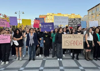 Üniversite öğrencileri kadına yönelik şiddeti protesto etti