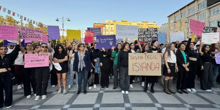 Üniversite öğrencileri kadına yönelik şiddeti protesto etti