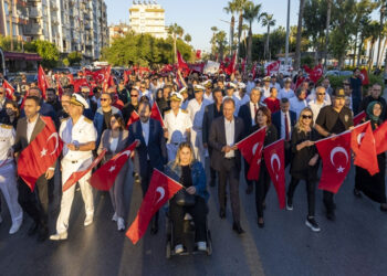 Mersin'de 29 Ekim Cumhuriyet Bayramı yürüyüşü