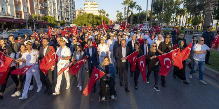 Mersin'de 29 Ekim Cumhuriyet Bayramı yürüyüşü