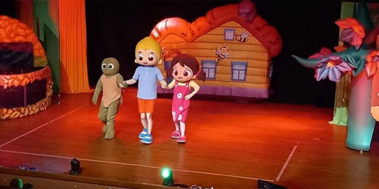 Niloya arkadaşları ile Ankara'ya geliyor