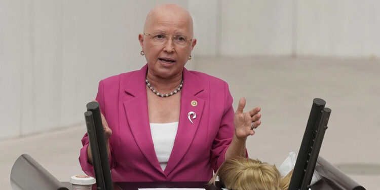 Nurten Yontar peruğunu çıkardı, ayakta alkışlandı