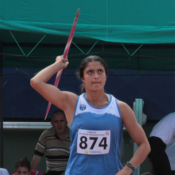 Sarıyer'de milli sporcu Selene Durna 6'ncı kattaki evinin balkonundan düşerek hayatını kaybetti.