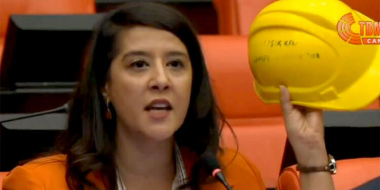 Maden işçileri baretleri yere vurarak dertlerini anlatmaya çalışıyor