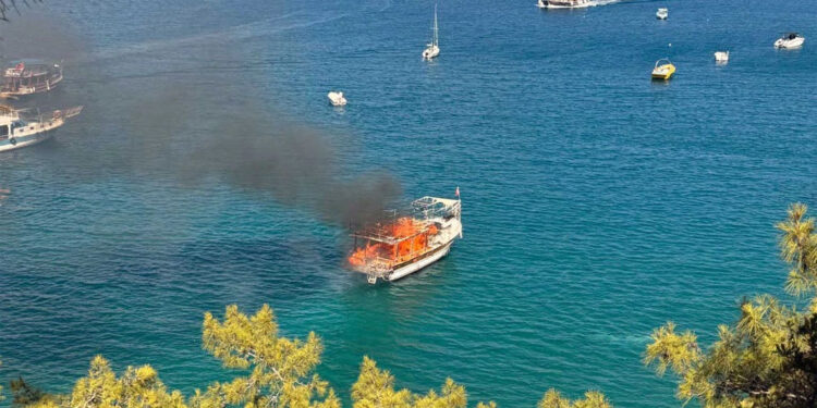 Adrasan'da tur teknesi yandı