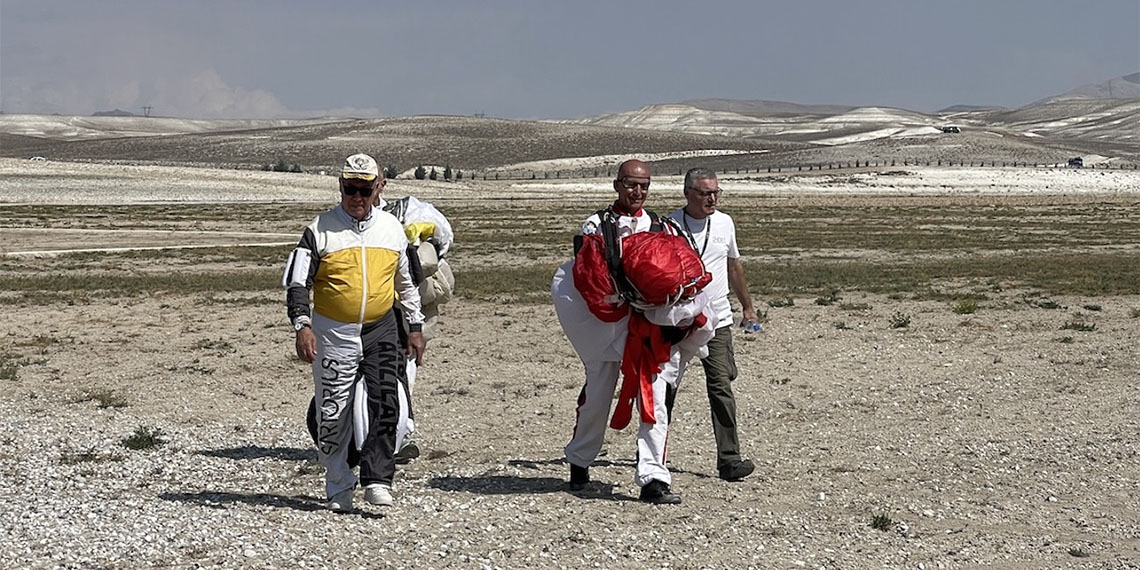 Delikanlılar Paraşüt Kulübü’nün Başkanı Ömer Erdem, “Türkiye'nin geniş coğrafi yapısı ve doğal güzellikleri, serbest paraşüt için mükemmel bir zemin sunuyor. Gençlerin de bu işi yapmalarını istiyoruz” dedi.