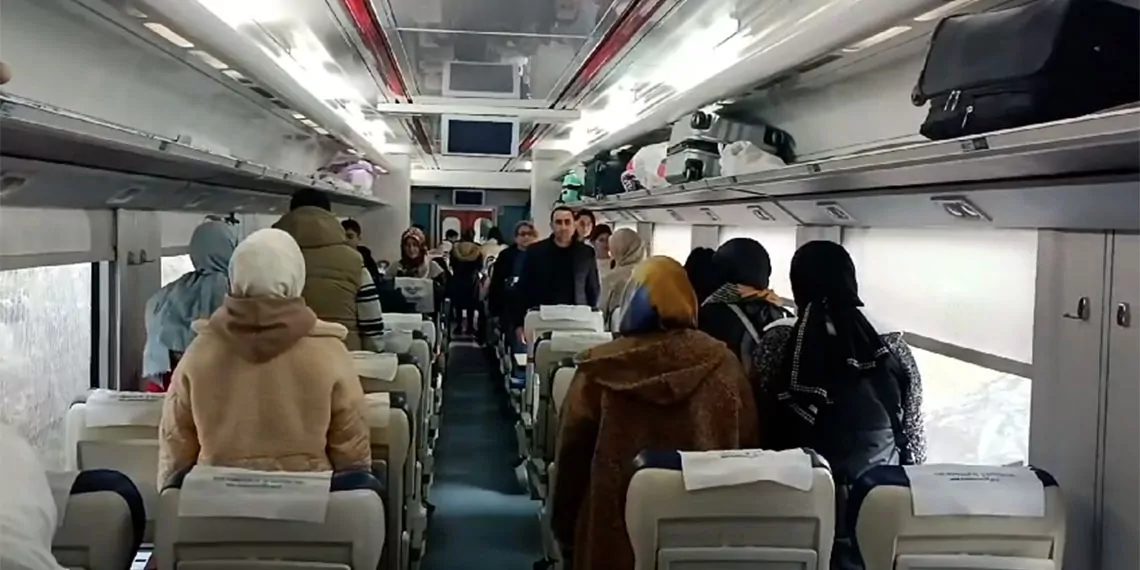 09. 05te tren durdu yolcular saygi duru 414301 122207 - öne çıkan - haberton