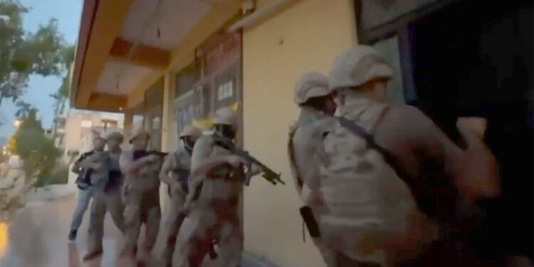 11 ilde FETÖ'nün TSK yapılanmasına operasyon: 22 gözaltı