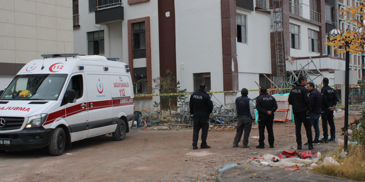 11 katlı binanın tadilatında iskele çöktü 2 ölü