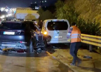 İzmir kara yolunda 13 araç birbirine girdi; 22 yaralı