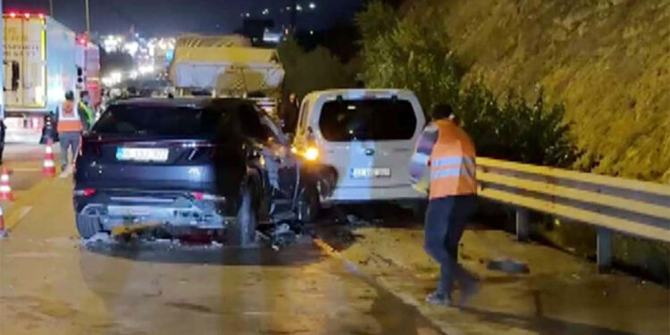 İzmir kara yolunda 13 araç birbirine girdi; 22 yaralı