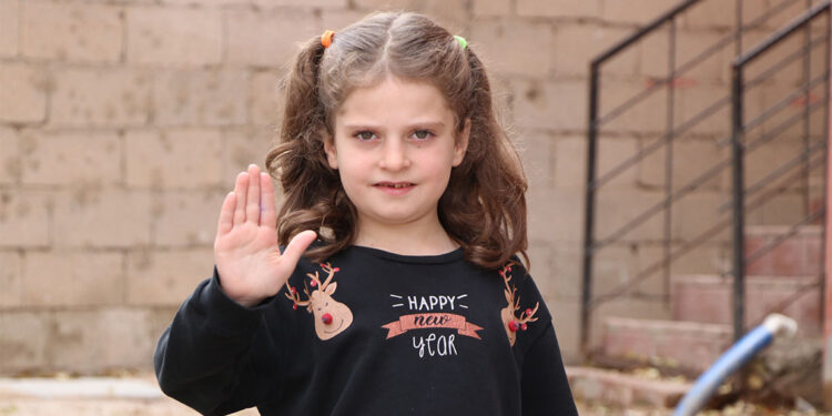 Doğuştan anüsü kapalı olarak dünyaya gelen Ravda tedavi olmak istiyor