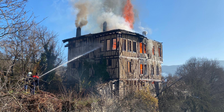 150 yıllık konak yandı