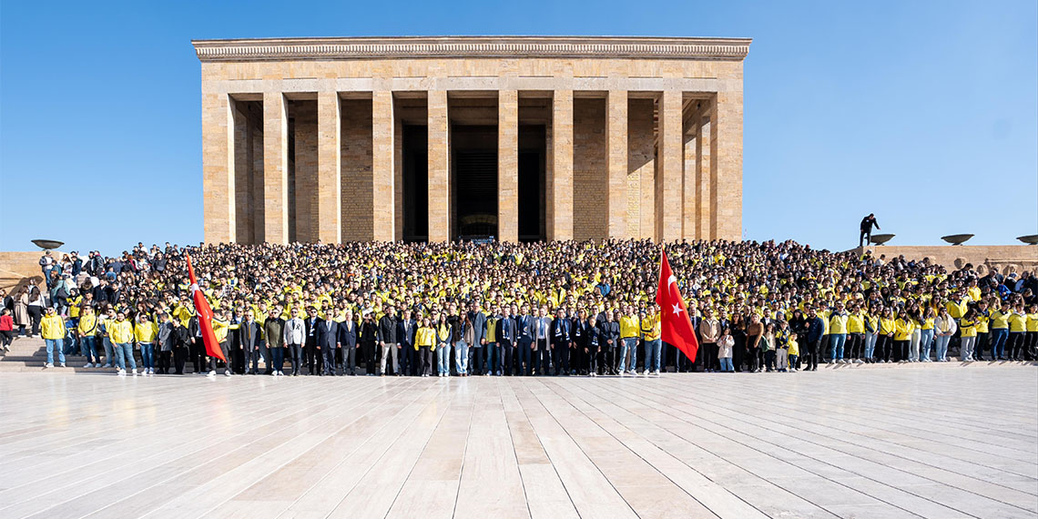 1907 Fenerbahçe Derneği ve ÜNİFEB Derneği Yönetim Kurulu Üyeleri ile Türkiye’nin dört bir yanından gelen 4 bin 500 öğrenci, Büyük Önder Mustafa Kemal Atatürk’ün vefatının 86’ncı yıldönümünde Anıtkabir’i ziyaret etti.