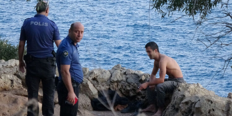 30 metrelik falezlere çıktı, annesinin aranmasını istedi