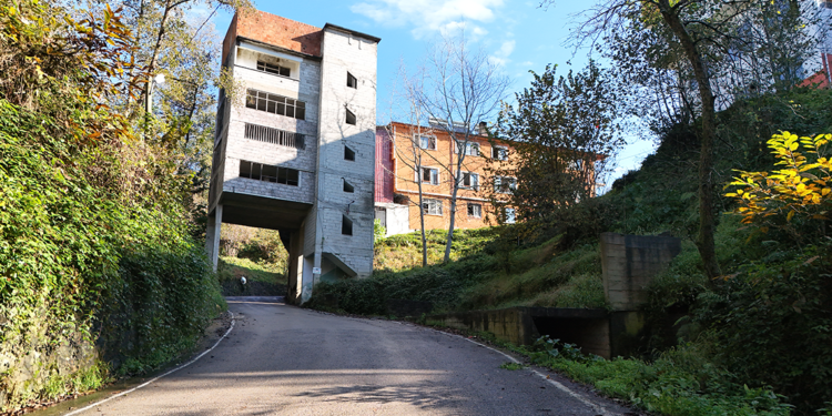 4 katlı Kur'an kursu, mahalle yolu üzerine inşa edildi