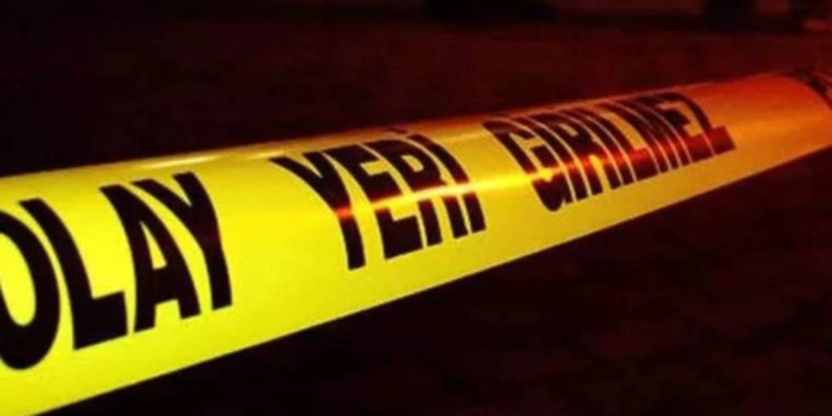 4 katlı binanın çatısından havalandırma boşluğuna düşüp öldü