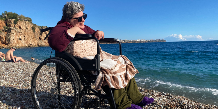 45 yıldır yatağa bağımlı yaşayan Feride'nin deniz hayali gerçek oldu