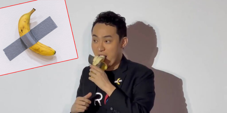 6,2 milyon dolara aldığı 'duvara bantlanmış muzu' afiyetle yedi