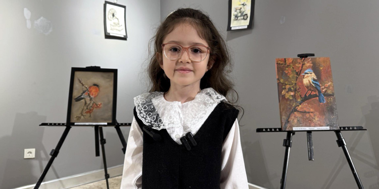 7 yaşındaki İnci Yılmaz, 2'nci resim sergisini açtı